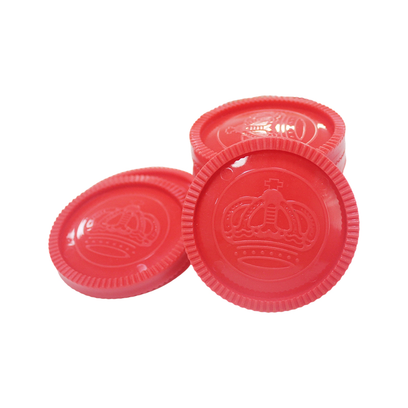 Schachfiguren aus rotem und schwarzem Plastik