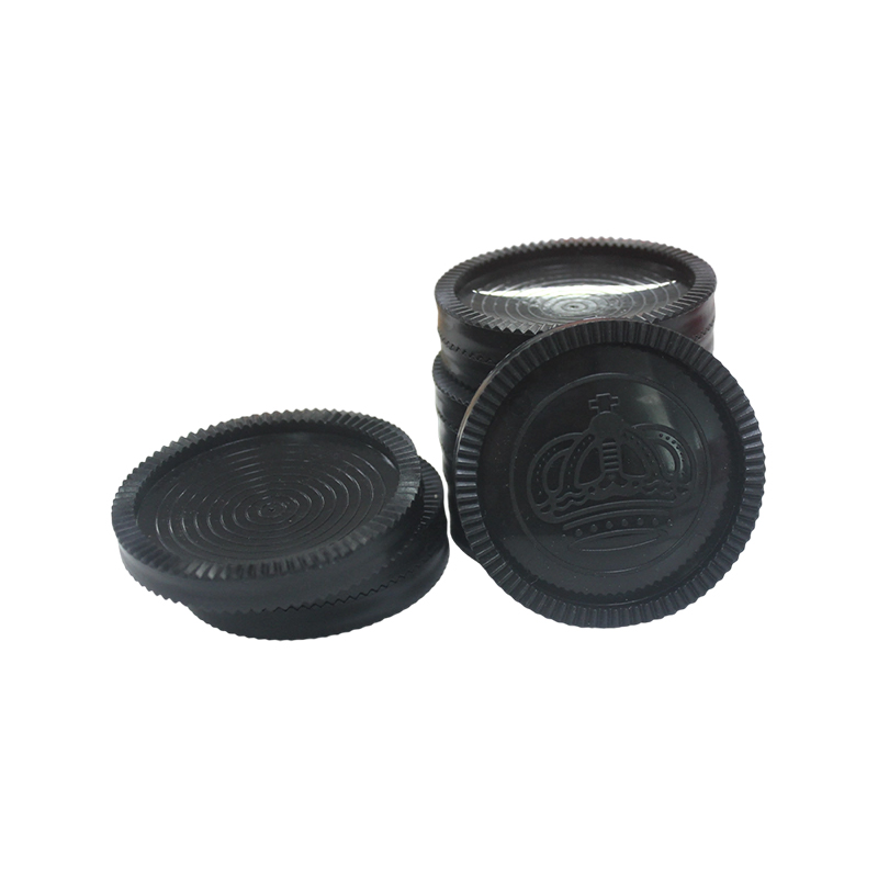 Schachfiguren aus rotem und schwarzem Plastik