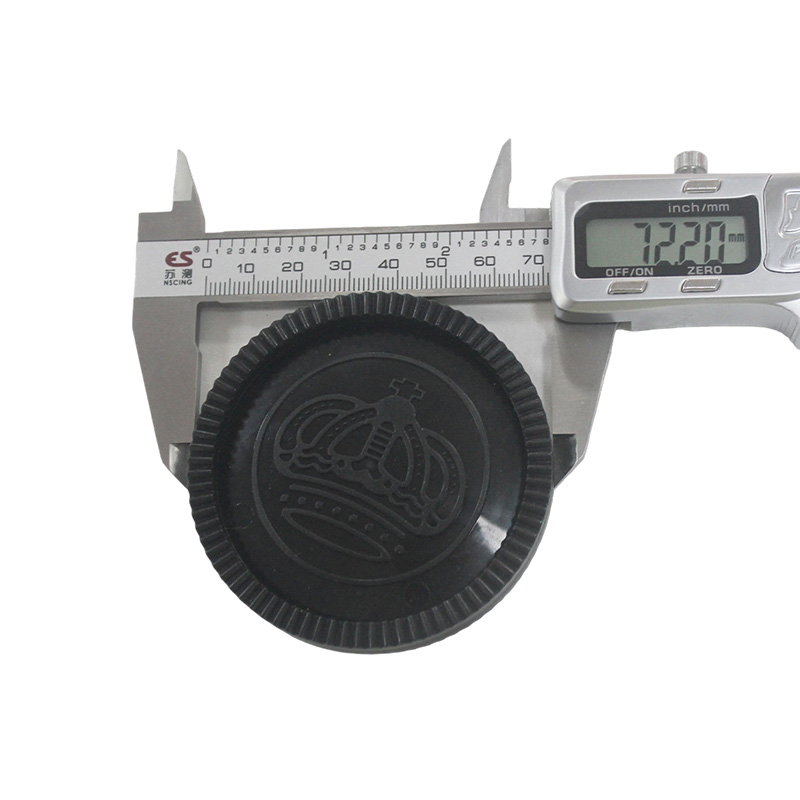 Schachfiguren aus rotem und schwarzem Plastik