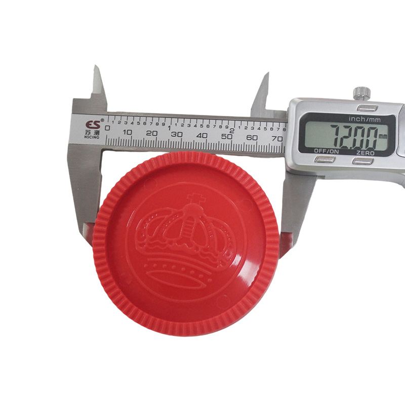 Schachfiguren aus rotem und schwarzem Plastik