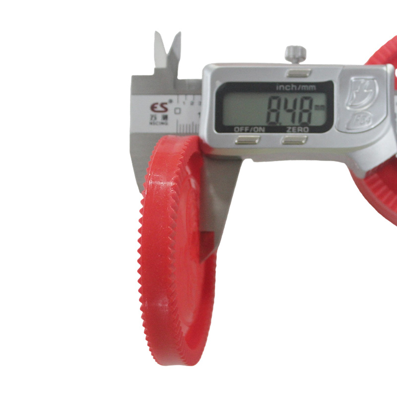 Schachfiguren aus rotem und schwarzem Plastik