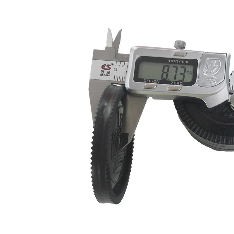 Schachfiguren aus rotem und schwarzem Plastik