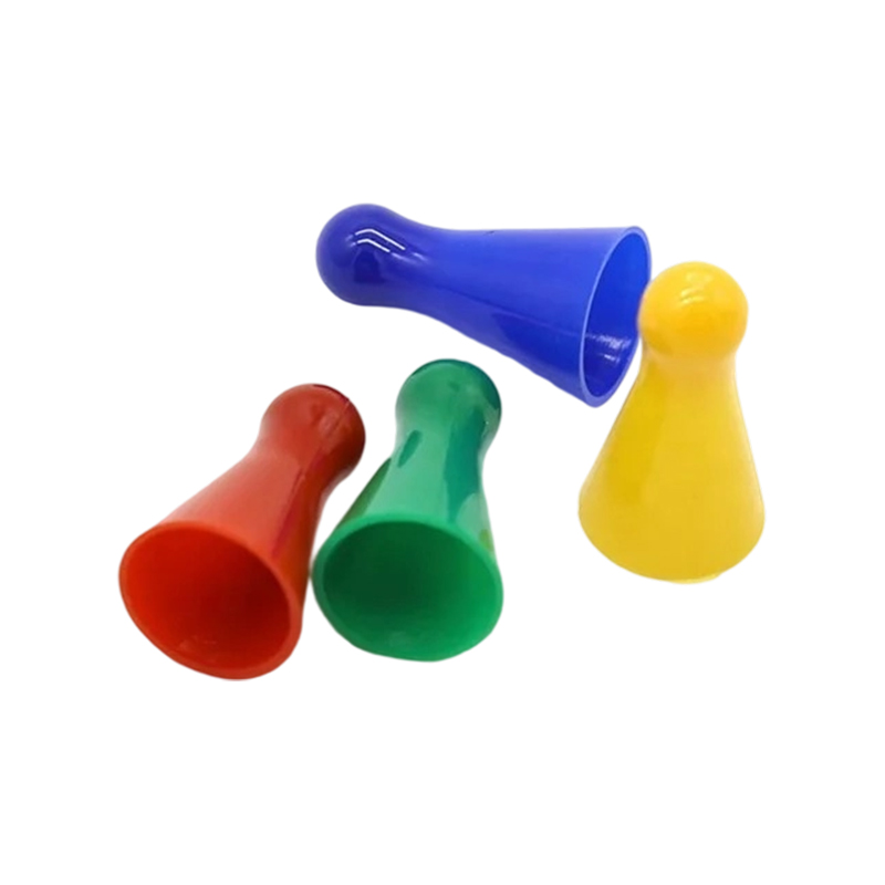 Mehrfarbige Ludo-Bauern aus Kunststoff