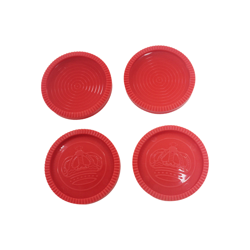 Schachfiguren aus rotem und schwarzem Plastik