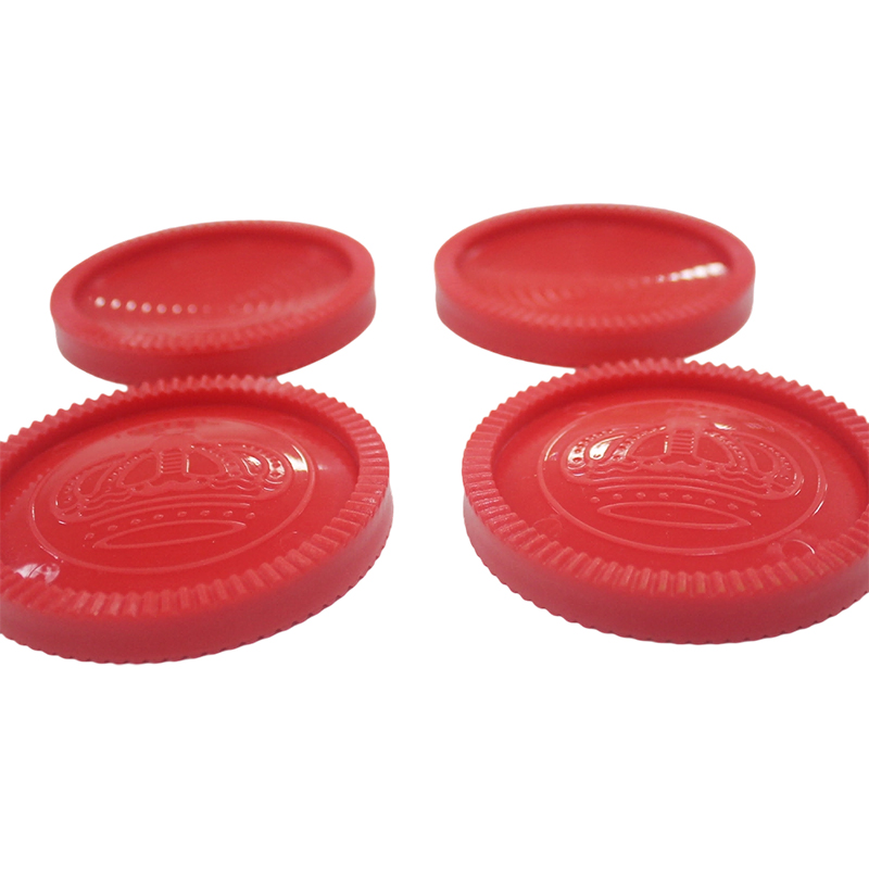 Schachfiguren aus rotem und schwarzem Plastik