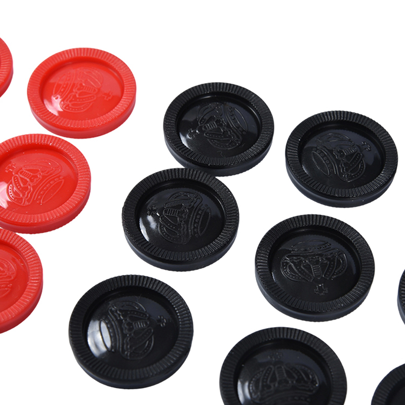 Traditionelle Dame-Spielmatte mit Plastikspielscheiben