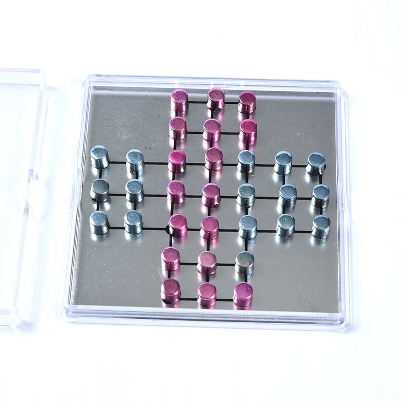 Magnetisches Tic-Tac-Toe-Set aus Metall in klarem Acrylgehäuse