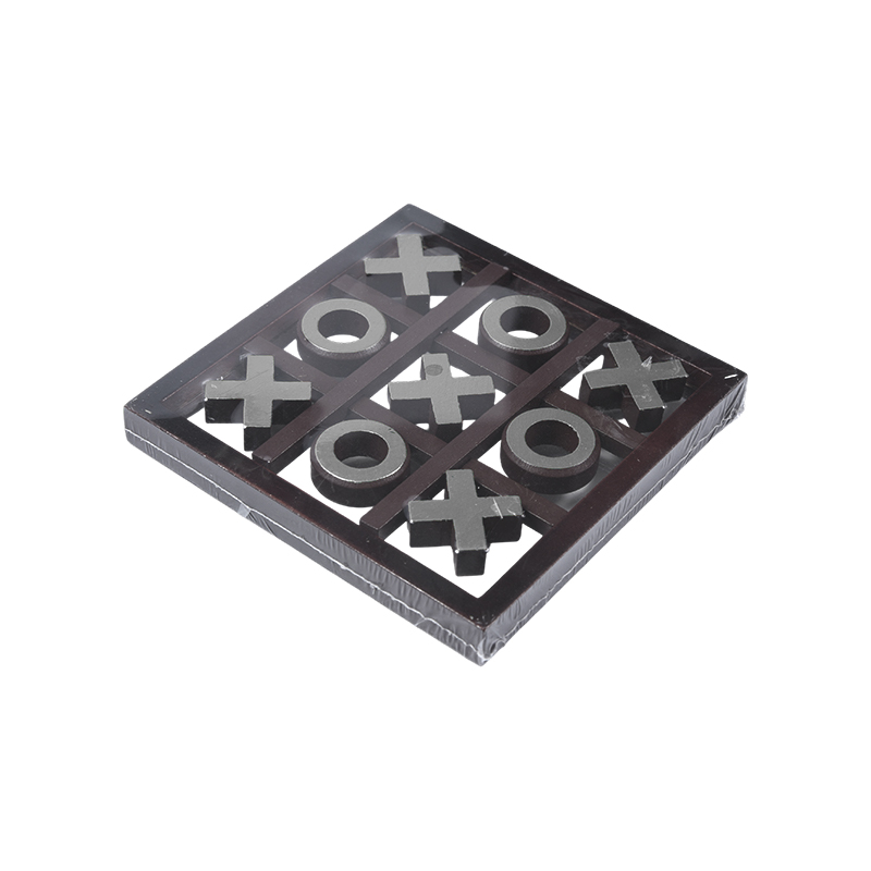 Goldfarbene Stücke in dunklem Rahmen, Holz-Tic-Tac-Toe-Spiel