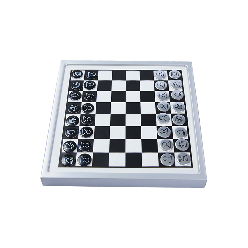 Modernes, wandmontierbares magnetisches Schachspiel mit weißem Rahmen