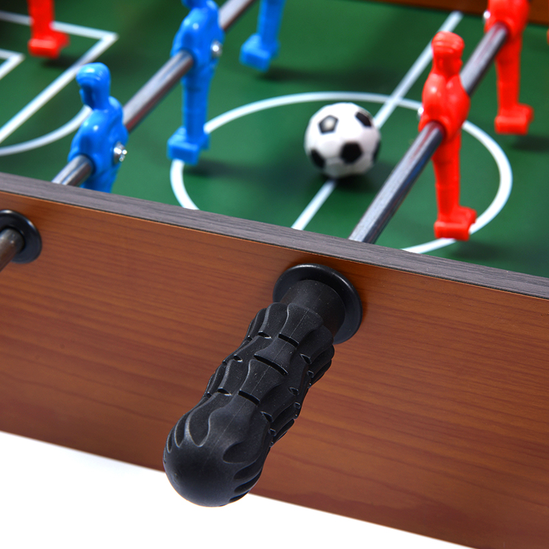 Klassischer Tischfußballtisch aus Holz – Kompaktes Desktop-Spiel mit lebendigen Spielern und Punktezählern