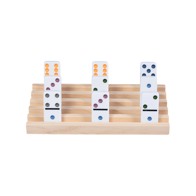 Bunte Punktmuster mit organisiertem Display-Domino-Rack-Set aus Holz