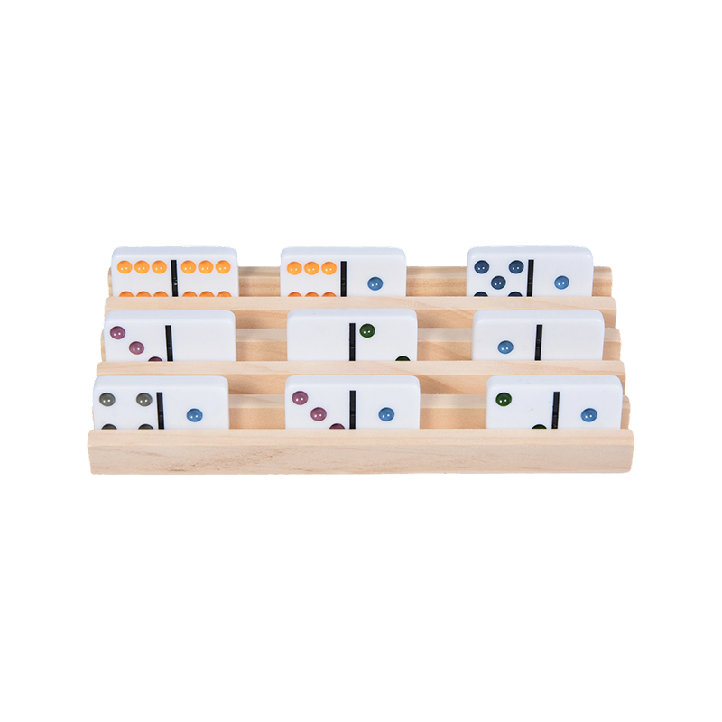 Bunte Punktmuster mit organisiertem Display-Domino-Rack-Set aus Holz